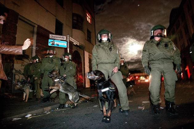 Polizisten mit Hunden sichern die Marienstraße während der Maidemonstration in Berlin Kreuzberg