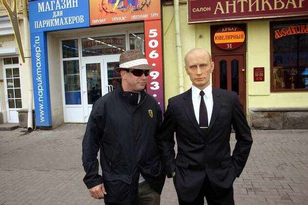 Schauspieler Stephen Baldwin (li., USA) und Wladimir Putin Wachsfigur während einer Charity Veranstaltung in Moskau  EN00136318004
