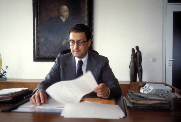 Gerhart Rudolf Baum (GER FDP MdB) an seinem Schreibtisch