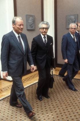 Bundeskanzler Willy Brandt (li., GER SPD) mit anderen Politikern in Bonn