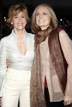Berühmte Feministinnen, Gloria Steinem Schauspielerin Jane Fonda und Schauspielerin Gloria Steinem (re., beide USA) anlässlich der Premiere des Films - Georgia Rule - in New York