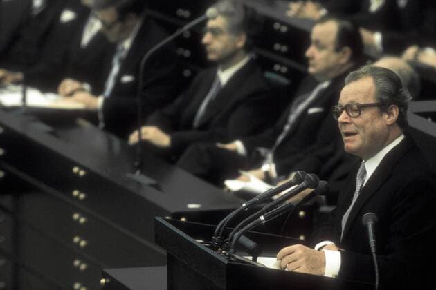 Bundeskanzler Willy Brandt (GER SPD) spricht anlässlich einer Bundestagssitzung in Bonn - daneben Bundesinnenminister Hans-Dietrich Genscher (GER FDP)