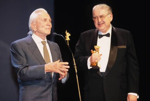 Festivalchef Moritz de Hadeln (re., GER) überreicht Schauspieler Kirk Douglas (USA) eine Ehrung für dessen Lebenswerk