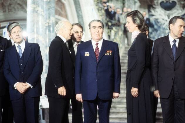 Bundeskanzler Helmut Schmidt (vorn li., GER SPD), Bundespräsident Walter Scheel (vorn 2.v.li., GER FDP) mit Ehefrau Mildred (2.v.re.), Leonid Breschnew (Mitte, URS Generalsekretär der KPdSU) und Außenminister Andrej Gromyko (URS, re.)