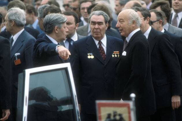 Bundeskanzler Helmut Schmidt (li., GER SPD), Leonid Breschnew (Mitte, URS Generalsekretär der KPdSU) und Bundespräsident Walter Scheel (re., GER FDP) in Bonn