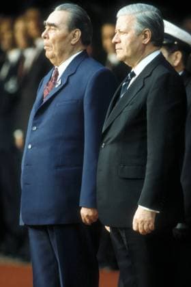Bundeskanzler Helmut Schmidt (re., GER SPD) und Leonid Breschnew (URS Generalsekretär der KPdSU) in Bonn
