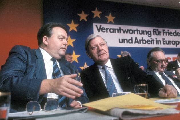 Helmut Schmidt (re., Deutschland SPD) im Gespräch mit Holger Börner (Deutschland SPD Ministerpräsident Hessen) während des Europaparteitages der SPD in Köln