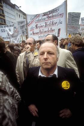 Norbert Blüm (CDU Senator für Bundesangelegenheiten und Bevollmächtigter des Landes Berlin beim Bund) während einer Demo gegen Leonid Breschnew