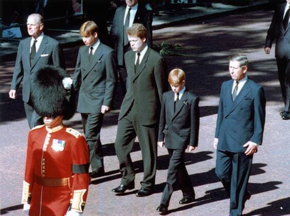 V.l.n.r. Prinz William (GBR Duke of Edingburgh), Prinz William von Wales (GBR), Earl of Spencer (GBR Bruder von Lady Diana Spencer), Prinz Harry von Wales (GBR) und Prinz Charles von Wales (GBR) bei ihrem Trauermarsch für die verstorbene Lady Diana in London -  ark19960906703