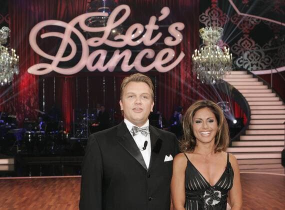 Moderatoren Hape Kerkeling und Nazan Eckes (beide GER) während der RTL Show - Lets Dance - in Köln
