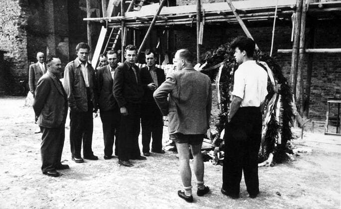 Baubrigade von Karl Weider auf einer Baustelle in der Stalinallee im Rahmen der Aufstände des 17. Juni in Ost-Berlin