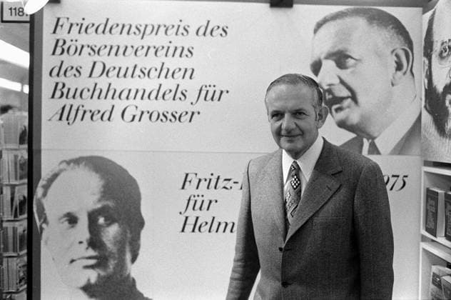 Publizist Alfred Grosser (FRA) vor einem Plakat mit dem Schriftzug - Friedenspreis des Börsenvereins des Deutschen Buchhandels - anlässlich der Buchmesse in Frankfurt 1975