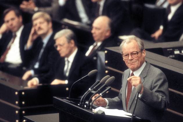 Bundeskanzler Willy Brandt (re., GER SPD) während einer Bundestagssitzung in Bonn