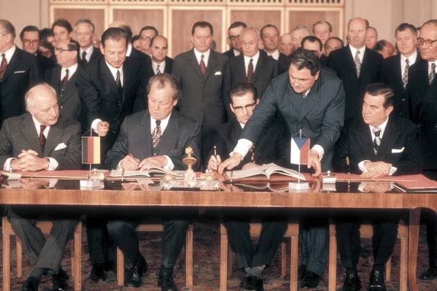 Bundeskanzler Willy Brandt (2.v.l., GER SPD) und Ministerpräsident Lubomir Strougal (3.v.r., TCH) unterzeichnen im Beisein von Bundesaußenminister Walter Scheel (li., GER FDP) den Prager Vertrag in Prag