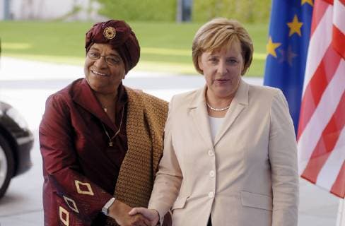Bundeskanzlerin Angela Merkel (re., GER CDU) empfängt Präsidentin Ellen Johnson-Sirleaf (LBR) zum - Afrika-Partnerschaftsforum - in Berlin