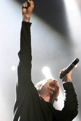 Sänger Chester Bennington (USA Linkin Park) während eines Konzertes in Hamburg