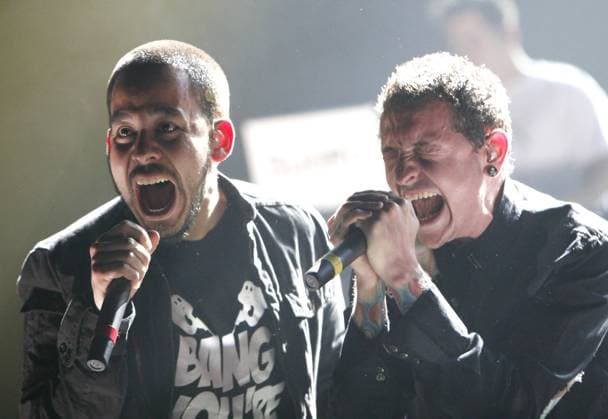 Sänger Mike Shinoda (li.) und Chester Bennington (beide USA beide Linkin Park) während eines Konzerts in Bercy, Paris -  PAR20070530706