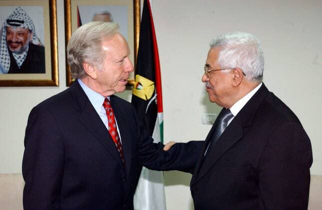 Präsident Mahmoud Abbas (re., PLE PLO) und Joe Lieberman (USA Demokraten Senator Connecticut) während eines Treffens in Ramallah -  (WAX20070603201)