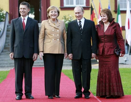 Bundeskanzlerin Angela Merkel (2.v.li., GER CDU) empfängt Präsident Vladimir Putin (2.v.re., RUS) und dessen Frau Ludmilla Putin (re., RUS) anlässlich eines Abendessens im Rahmen des Weltwirtschaftsgipfels in Heiligendamm - daneben Merkels Mann Joachim Sauer (li., GER) -  (hei2007060606)