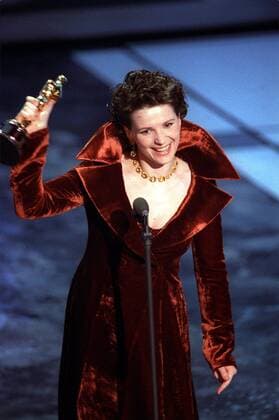 Schauspielerin Juliette Binoche (FRA) mit ihrem Oscar anlässlich der 69. Academy Awards in Los Angeles -  LAP97032496