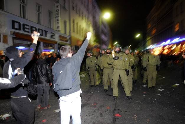 1. Mai-Krawalle - Polizisten und Demonstranten am Heinrich-Heine-Platz in Berlin