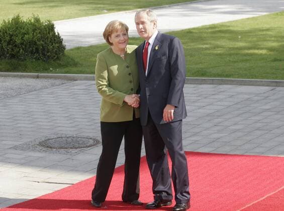 Bundeskanzlerin Angela Merkel (GER CDU) begrüßt US-Präsident George W. Bush (USA) anlässlich des G8-Gipfels in Heiligendamm