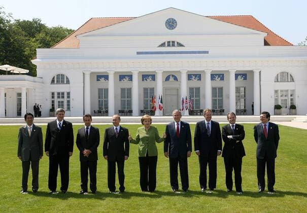 V.l.n.r.: Premierminister Shinzo Abe (JPN), Premierminister Stephen Harper (CAN), Präsident Nicolas Sarkozy (FRA), Präsident Wladimir Putin (RUS), Bundeskanzlerin Angela Merkel (GER CDU), Präsident George W. Bush (USA), Premierminister Tony Blair (GBR), Ministerpräsident Romano Prodi (ITA) und Jose Manuel Barroso (POR Präsident Europäische Kommission) während eines Fototermins anlässlich des Weltwirtschaftsgipfels in Heiligendamm