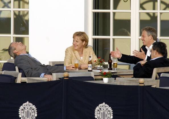 Ausgelassene Stimmung: Bundeskanzlerin Angela Merkel (GER CDU) neben Präsident George W. Bush (li., USA), Premierminister Tony Blair (2.v.re., GBR) und Ministerpräsident Romano Prodi (re., ITA) bei einem Glas Bier anlässlich des Weltwirtschaftsgipfels in Heiligendamm -  (hei2007060717)