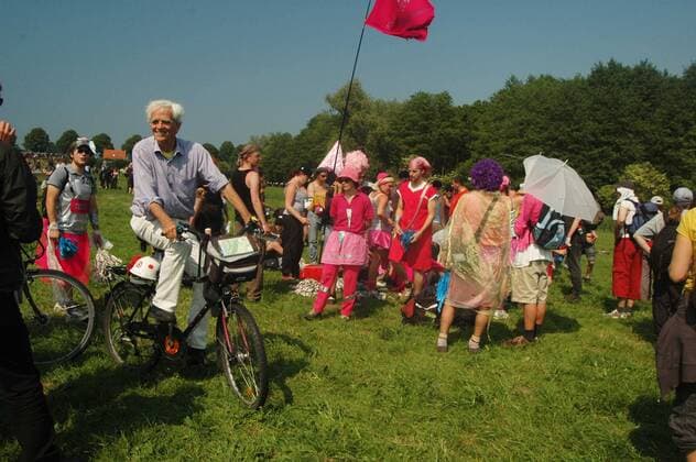 Hans-Christian Ströbele (li., GER Stellvertretender Fraktionsvorsitzender Bündnis 90 Die Grünen) während einer Blockade der Zufahrtsstraße nach Heiligendamm durch G8-Gegner