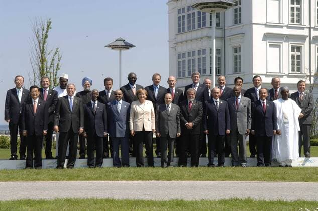 Gruppenfoto der G8 mit Vertretern der Schwellenländer - Vorn v.l.n.r.: Hu Jintao (CHN), George W. Bush (USA), Thabo Mbeki (RSA), Legesse Meles Zenawi (ETH), Angela Merkel (GER CDU), Abdelaziz Bouteflika (ALG), Luiz Inacio da Silva (BRA), Wladimir Putin (RUS), Abdoulaye Wade (SEN), x, Umaru Yar Adua (NGR) und Hinten v.l.n.r.: Ban Ki Moon (KOR), Romano Prodi (ITA), Alpha Oumar Konare (MLI), Manmohan Singh (IND), Nicolas Sarkozy (FRA), John Agyekum Kufuor (GHA), Tony Blair (GBR), x, Stephen Harper (CAN), Rodrigo de Rato y Figaredo (ESP), Angel Gurria (MEX), Shinzo Abe (JPN), Jose Manuel Barroso (POR), Claude Mandil (FRA), x -