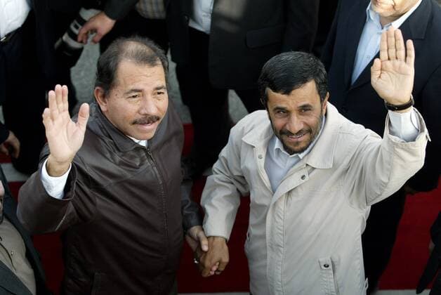 Präsident Mahmoud Ahmadinejad (re., IRI) neben Präsident Daniel Ortega (li., NCA) anlässlich eines Treffens in Teheran -  (irn20070610100)