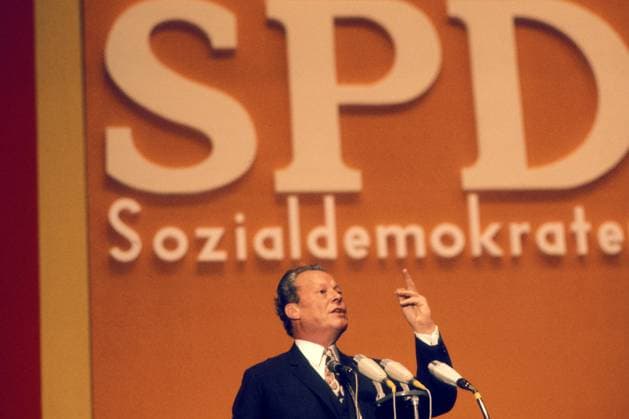 Bundeskanzler Willy Brandt (GER SPD) vor dem SPD-Logo anlässlich einer Rede