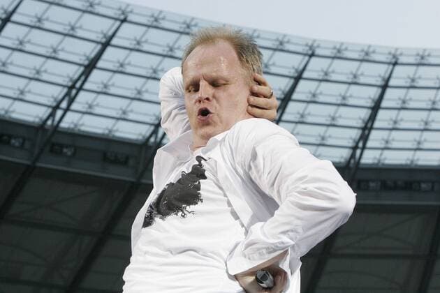 Sänger Herbert Grönemeyer (GER) während eines Konzertes in Berlin
