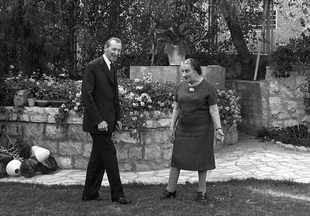 UN-Generalsekretär Kurt Waldheim (AUT) zusammen mit Golda Meir (ISR) im Garten der Ministerpräsidentin in Tel Aviv