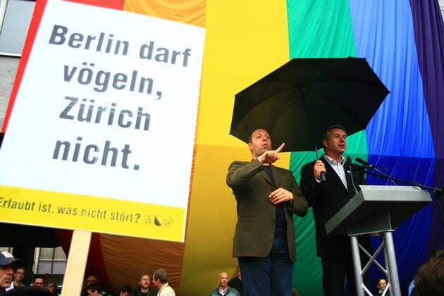 Klaus Wowereit (re., GER SPD Regierender Bürgermeister Berlin) neben einem Gebärdendolmetscher anlässlich des Christopher Street Day in Zürich 