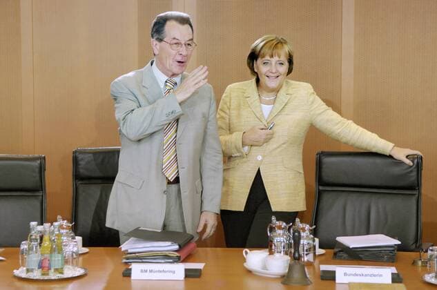 Bundeskanzlerin Angela Merkel (GER CDU) und Bundesarbeitsminister Franz Müntefering (GER SPD) am Rande einer Kabinettssitzung in Berlin