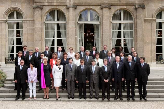 V.l.n.r.: Arbeitsminister Xavier Bertrand, Justizministerin Rachida Dati, Finanzministerin Christine Lagarde, Innenministerin Michele Alliot-Marie, Premierminister Francois Fillon, Präsident Nicolas Sarkozy, Umweltminister Jean-Louis Borloo, Außenminister Bernard Kouchner, Integrationsminister Brice Hortefeux, Landwirtschaftsminister Michel Barnier und Bildungsminister Xavier Darcos (alle FRA) während der Vorstellung des neuen französischen Kabinetts in Paris - 