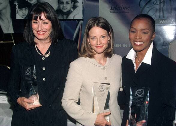 V.l.n.r. Preisträgerinnen Anjelica Huston, Jodie Foster und Angela Bassett (alle USA Schauspielerin) anlässlich der - Crystal Awards - in Los Angeles -  LAP96062101