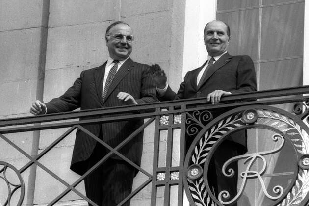 Bundeskanzler Helmut Kohl (li., GER CDU) und Präsident Francois Mitterand (FRA) winken vom Neuen Schloss anlässlich des Treffens der Regierungschefs der EG-Mitgliedsstaaten in Stuttgart