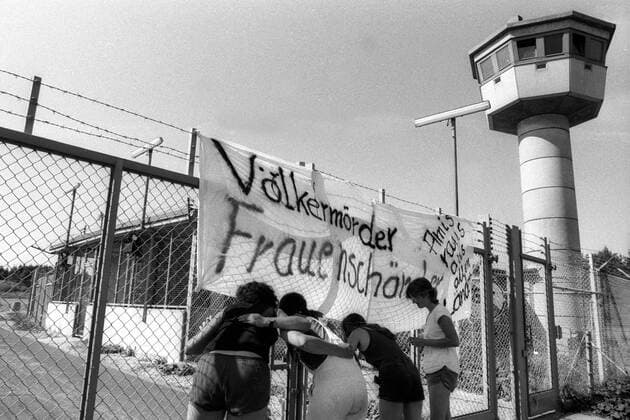 Völkermörder, Frauenschänder - Transparent und Frauen anlässlich einer Protest-Veranstaltung gegen die geplante Aufstellung von Raketen durch die US Armee in Reckershausen