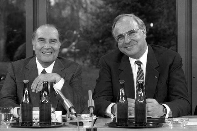 Präsident Francois Mitterand (li., FRA) und Bundeskanzler Helmut Kohl (GER CDU) anlässlich einer Pressekonferenz zu ihrem Treffen in Bonn