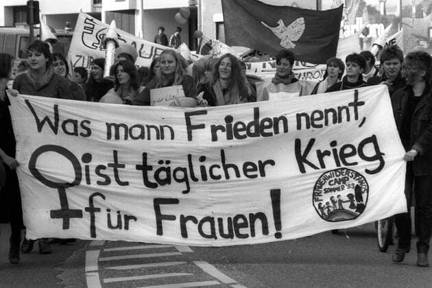 Was Mann Frieden nennt, ist täglicher Krieg für Frauen - Transparent auf einer Demonstration von Frauen gegen die Stationierung von Pershing-II-Raketen in Frankfurt am Main