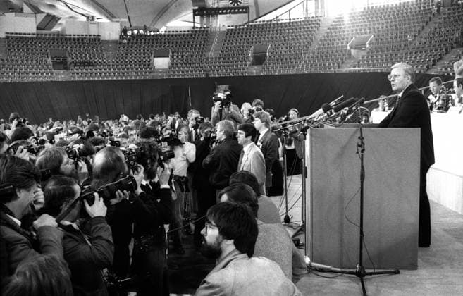 Bundeskanzler Helmut Schmidt (re., GER SPD) während des Bundesparteitages der SPD in München