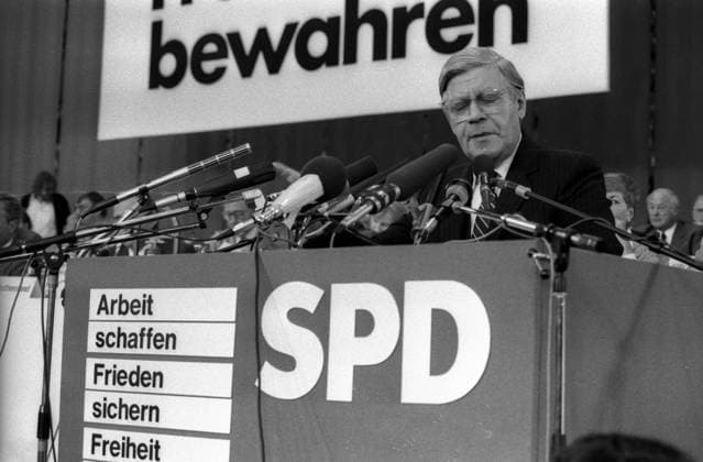 Bundeskanzler Helmut Schmidt (GER SPD) während des Bundesparteitages der SPD in München