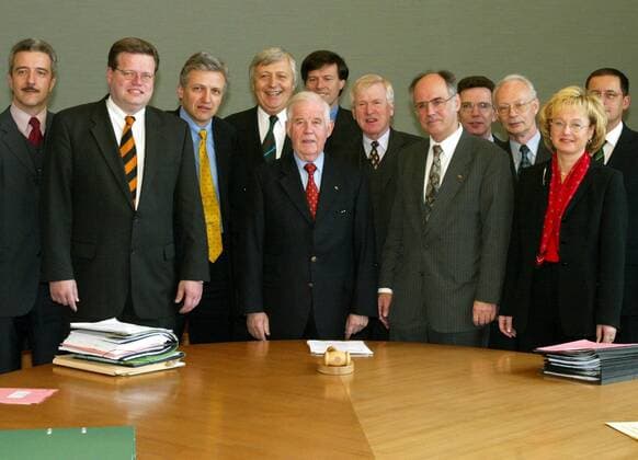 Kurt Biedenkopf (5.v.li., GER CDU Ministerpräsident Sachsen) mit seinem Kabinett anlässlich eines letzten Pressetermins in Dresden