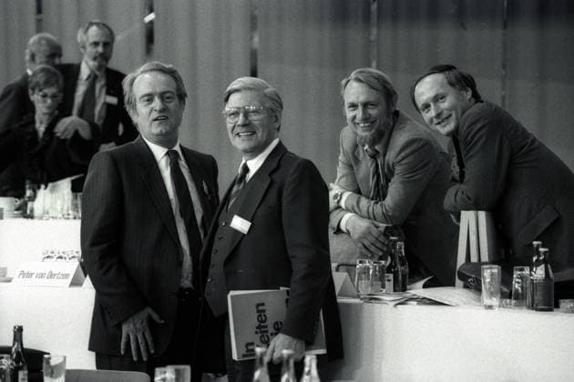 V.l.n.r.: Johannes Rau (GER SPD Ministerpräsident Nordrhein Westfalen), Bundeskanzler Helmut Schmidt (GER Stellvertretender SPD-Bundesvorsitzender), Klaus Matthiesen (GER SPD-Bundesvorstand), (GER Stellvertretender Bundesvorsitzender SPD), Klaus Matthiesen (GER SPD) und Oskar Lafontaine (GER SPD-Landsvorsitzender Saarland) während eines SPD-Parteitages in München
