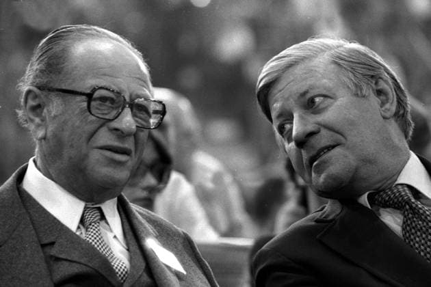 Bundeskanzler Bruno Kreisky (li., AUT SPÖ) und Bundeskanzler Helmut Schmidt (GER SPD) auf dem Bundesparteitag der SPD in München