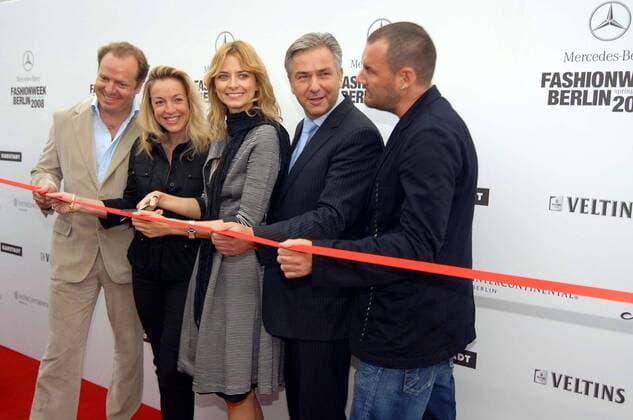 V.l.n.r.: Massimo Redaelli (Vizepräsident der IMG Fashion Europe), Kristina Hammer (Leiterin Marketing Communications Mercedes-Benz), Model Eva Padberg (GER), Klaus Wowereit (GER SPD Regierender Bürgermeister Berlin) und Designer Michael Michalsky (GER) durchschneiden das rote Band anlässlich der Eröffnung - Mercedes-Benz FashionWeek Spring Summer 2008 - in Berlin