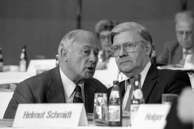Hans Matthöfer (li., GER SPD Bundesfinanzminister) und Bundeskanzler Helmut Schmidt (GER SPD) auf dem Bundesparteitag der SPD in München