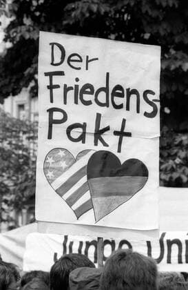 Der Friedenspakt - Transparent auf einer Veranstaltung der CDU zur Unterstützung von NATO und US-Amerika in Bonn
